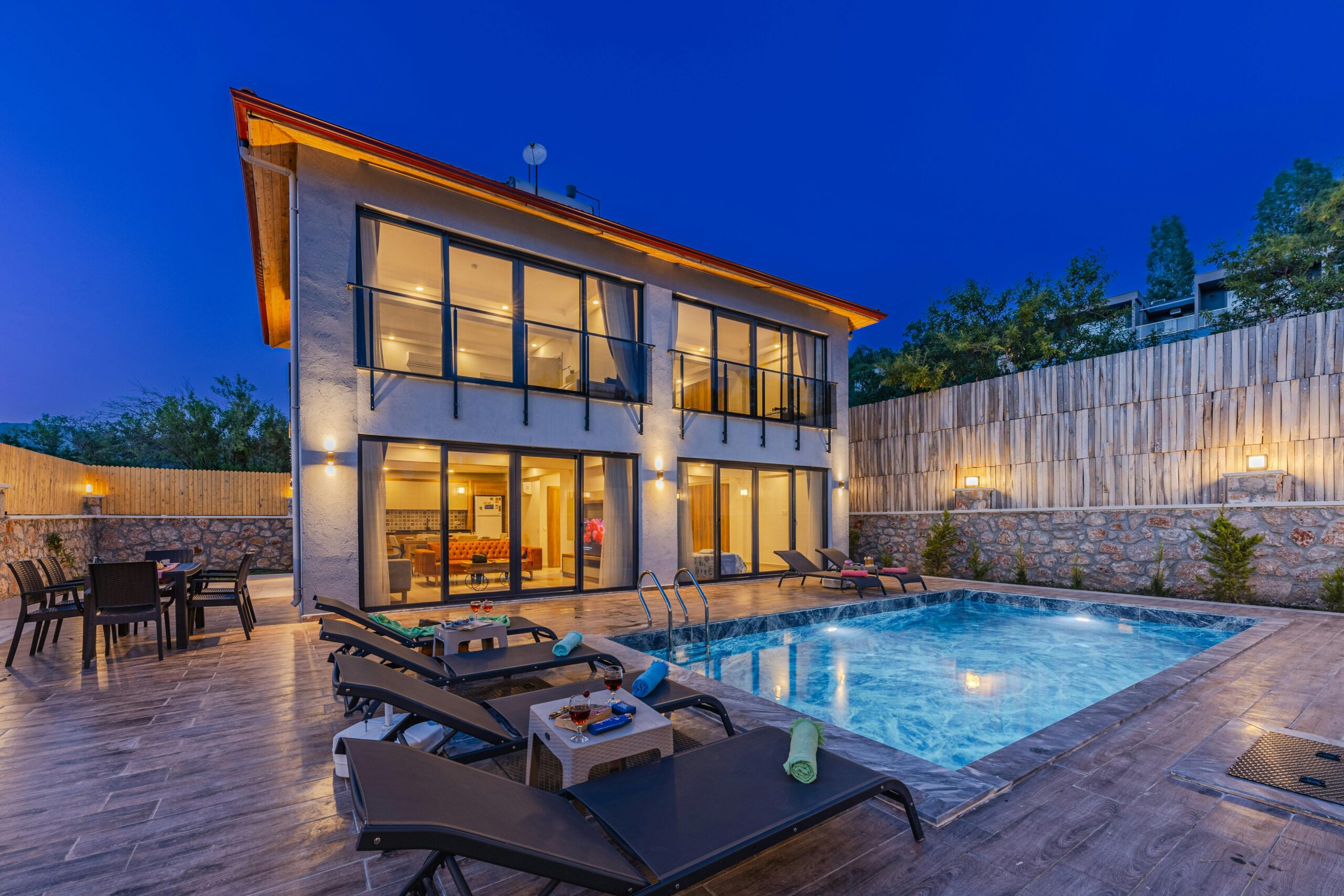 Do Outdoor Pools Increase Property Value? Benefits for Homeowners 2025