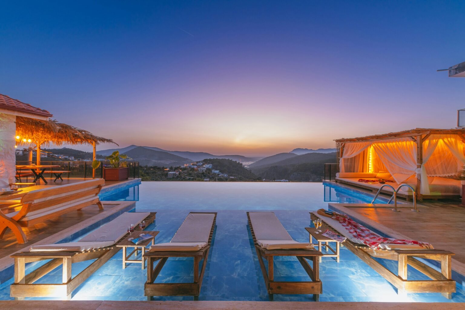 Infinity Edge Pool Design: Modern Ideas, Benefits & Luxury Inspiration ...