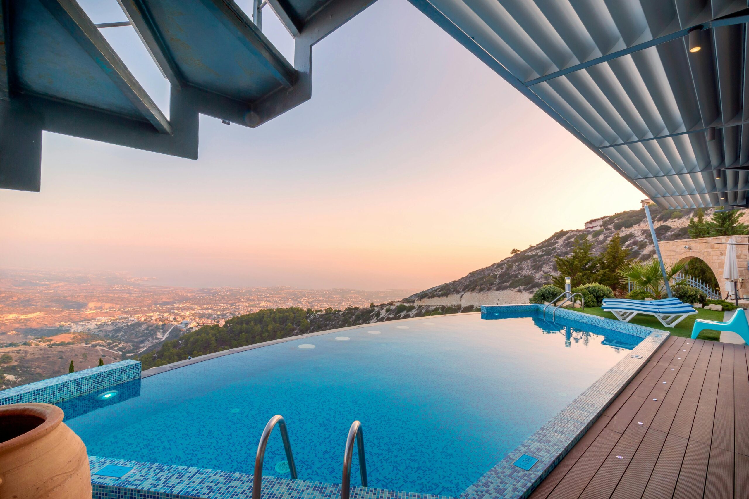 Infinity Edge Pool Design: Modern Ideas, Benefits & Luxury Inspiration