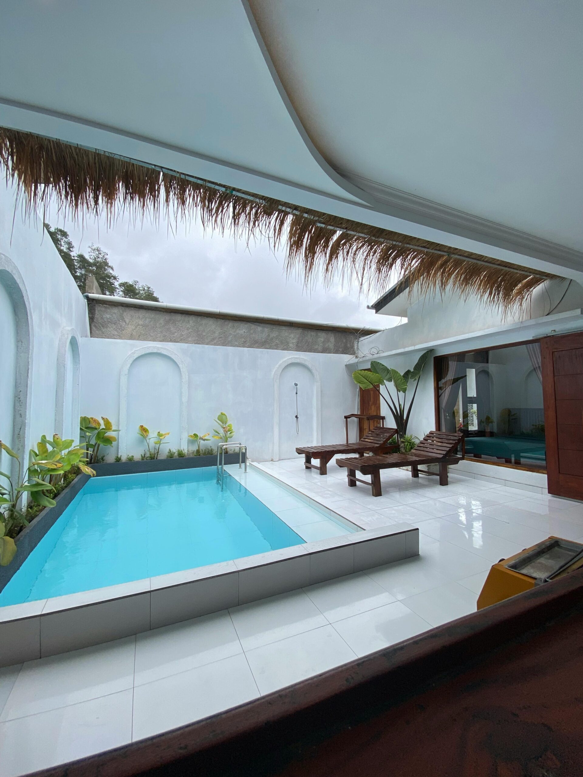 why indoor pool smell sticks to clothes