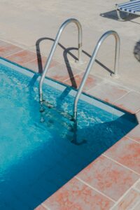 Best Time to Use Outdoor Swimming Pools: Daily & Seasonal Guide