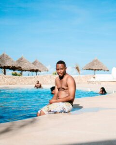 Outdoor Swimming Pool for Hot Weather: Design & Cooling Tips