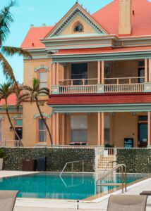 Swimming Pools & Outdoor Kitchens: Design Ideas for Luxury Living