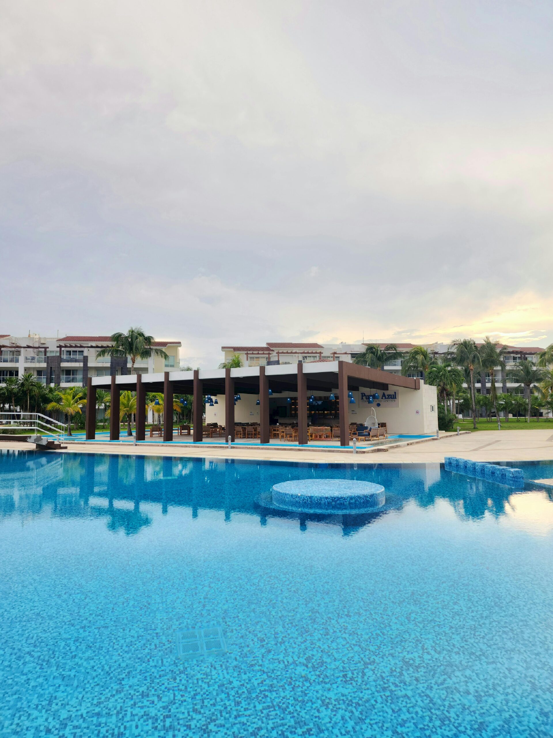 Outdoor Pool Swim-Up Bar Ideas for Luxury Backyard Design