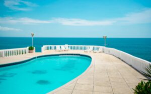 Kidney-Shaped Outdoor Pool: Design Ideas & Benefits