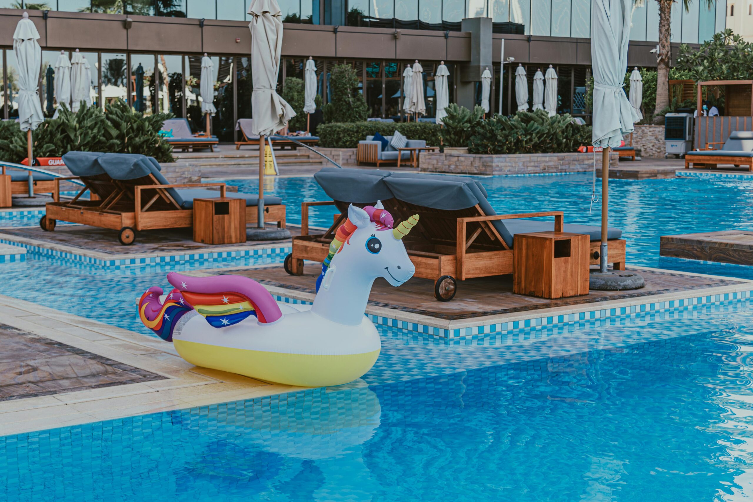 Swimming Pools & Outdoor Kitchens: Design Ideas for Luxury Living