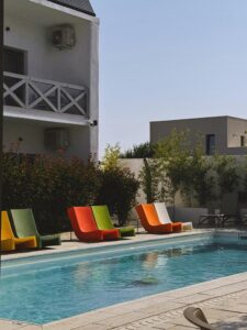 Outdoor Pool Swim-Up Bar Ideas for Luxury Backyard Design