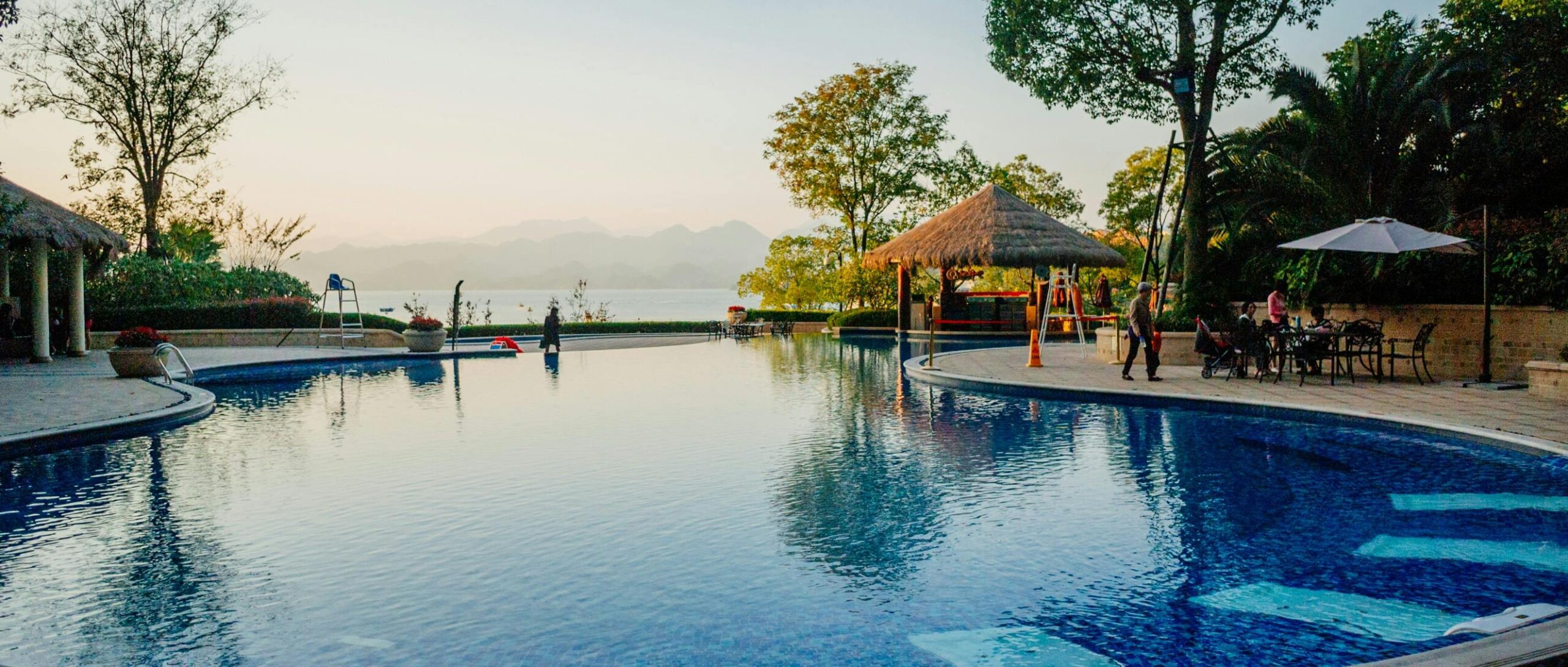 Can you pay a daily fee for a lifetime outdoor pool?