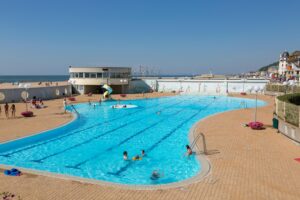 Can you pay a daily fee for a lifetime outdoor pool?